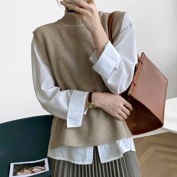 Lai poolkõrge kraega kootud vest