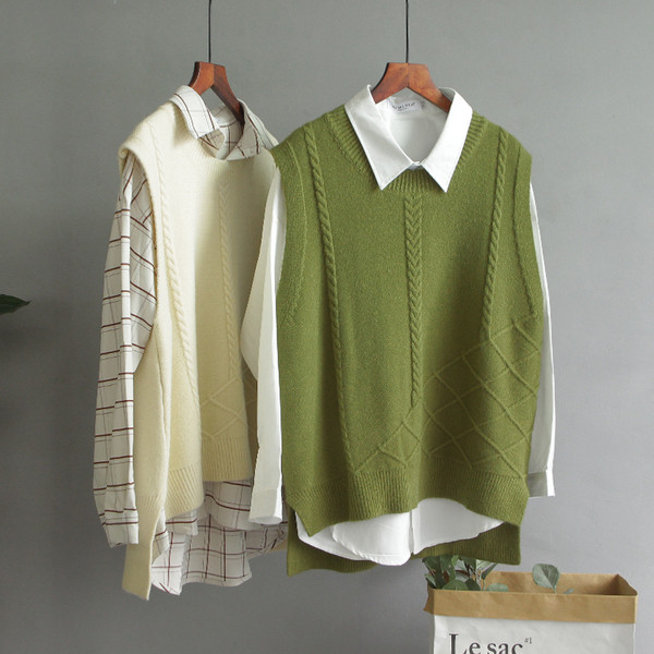 Asümmeetriline ümara kaelusega vest