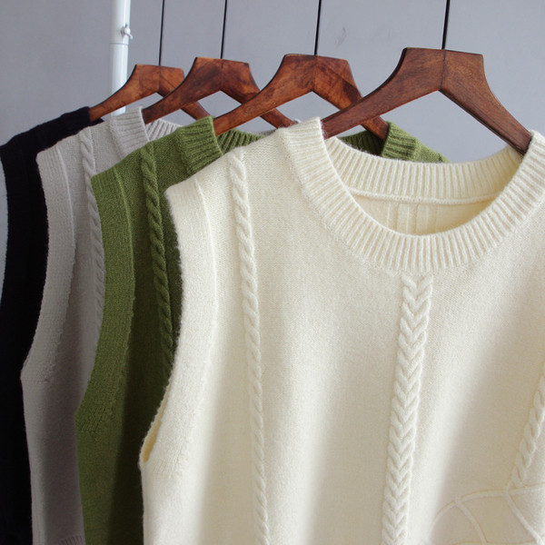 Asümmeetriline ümara kaelusega vest