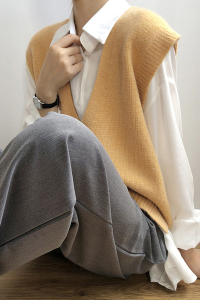 Naiste kootud vest sügava spitsikaelusega