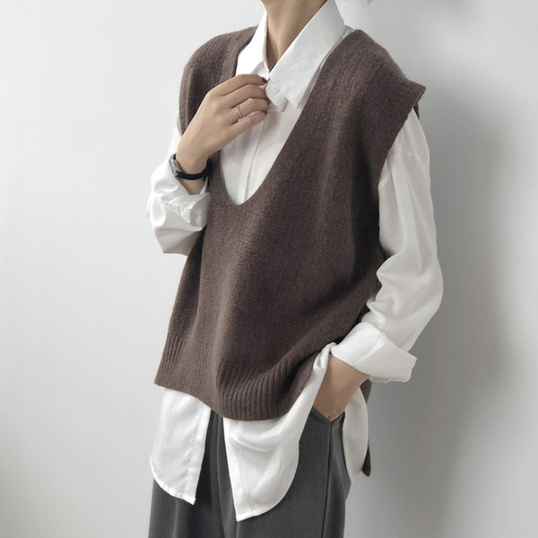 Naiste kootud vest sügava spitsikaelusega