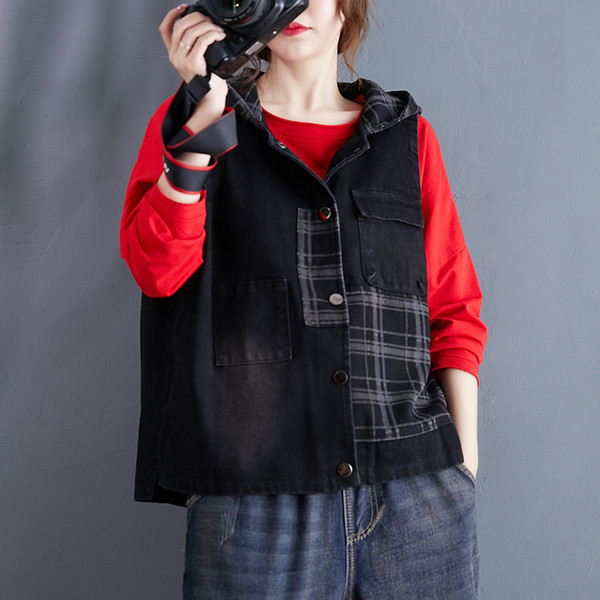 Šiuolaikinė moteriška liemenė iš džinsinio audinio su gobtuvu