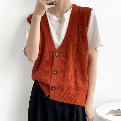 Lai nööpidega kootud vest