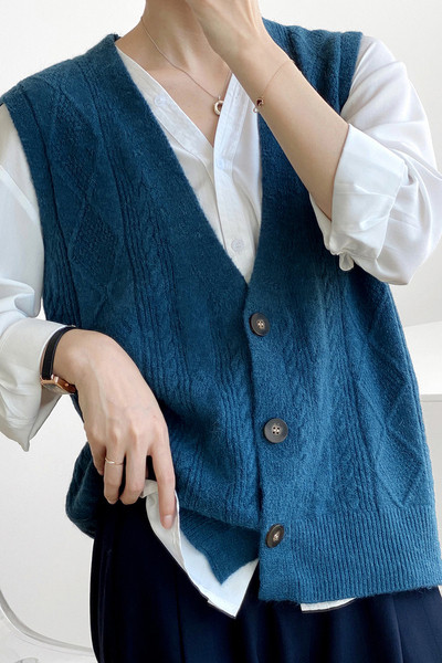 Lai nööpidega kootud vest