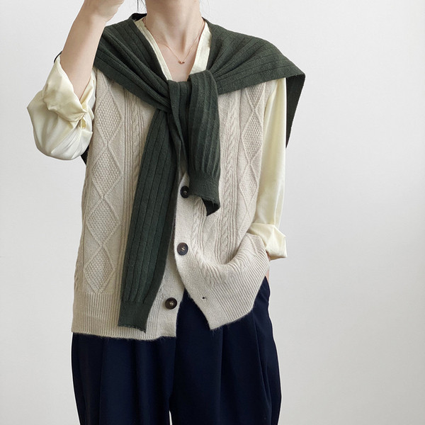 Lai nööpidega kootud vest