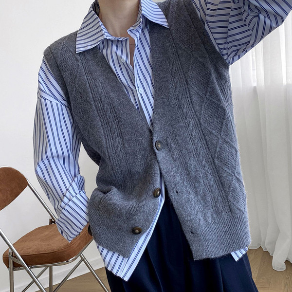 Lai nööpidega kootud vest