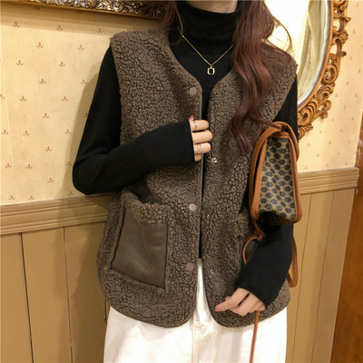 Moderan ženski prsluk s ovalnim izrezom, gumbima i džepovima