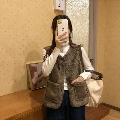 Moderan ženski prsluk s ovalnim izrezom, gumbima i džepovima