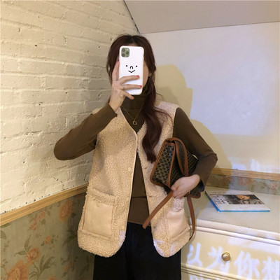 Moderan ženski prsluk s ovalnim izrezom, gumbima i džepovima