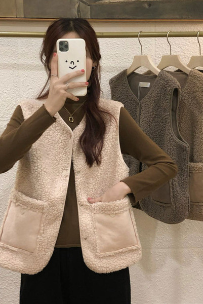 Moderan ženski prsluk s ovalnim izrezom, gumbima i džepovima