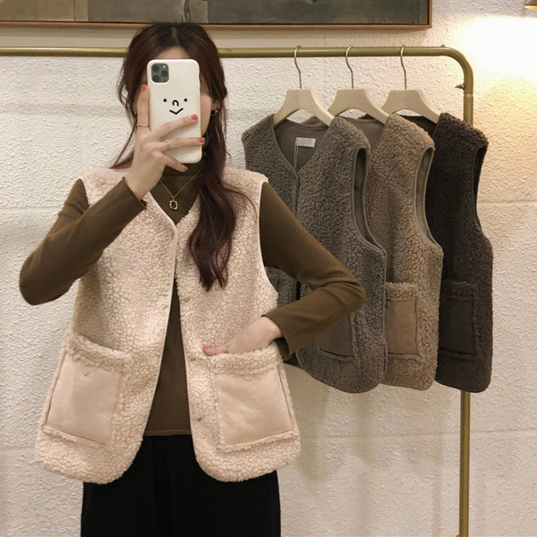 Moderan ženski prsluk s ovalnim izrezom, gumbima i džepovima