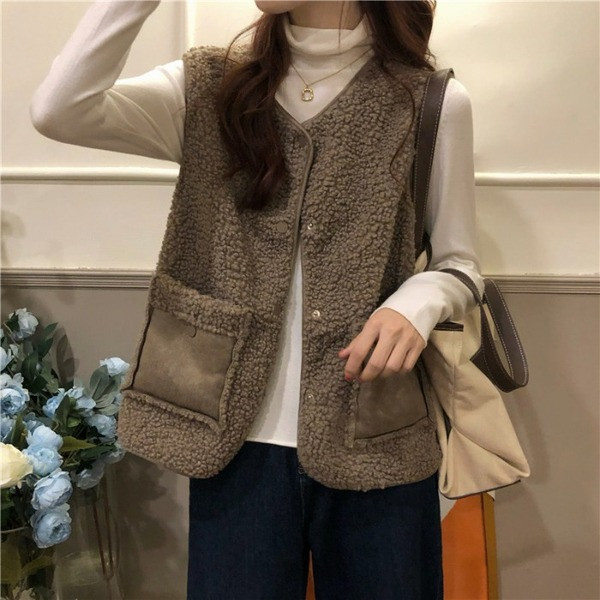 Moderan ženski prsluk s ovalnim izrezom, gumbima i džepovima