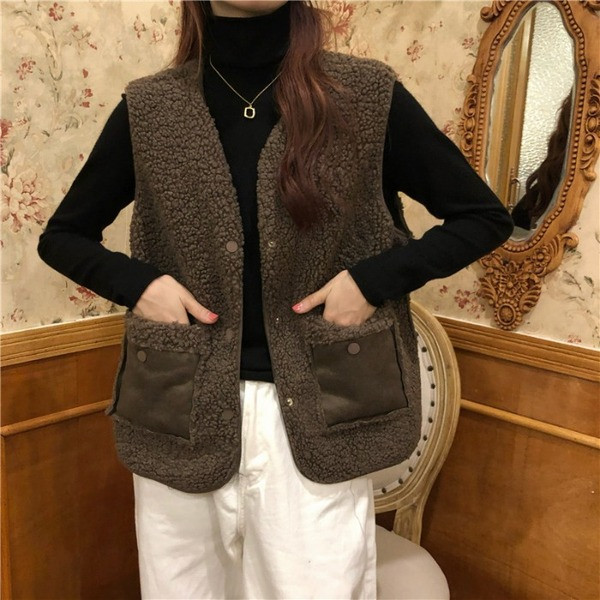 Moderan ženski prsluk s ovalnim izrezom, gumbima i džepovima