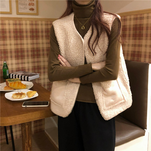 Moderan ženski prsluk s ovalnim izrezom, gumbima i džepovima