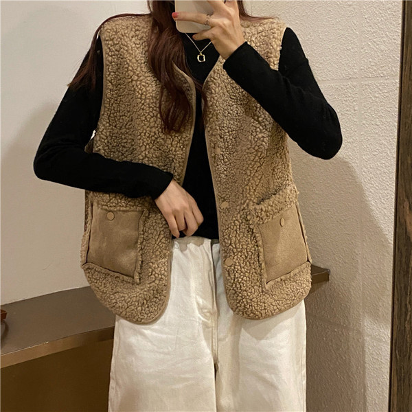 Moderan ženski prsluk s ovalnim izrezom, gumbima i džepovima