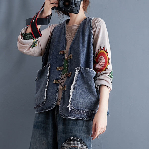 Uut mudelit rebitud motiividega naiste teksavest