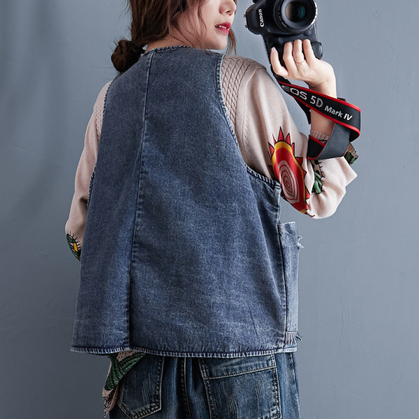 Uut mudelit rebitud motiividega naiste teksavest