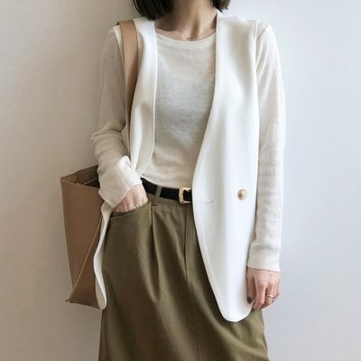 Moteriška liemenė su vidutinio ilgio ir sagomis