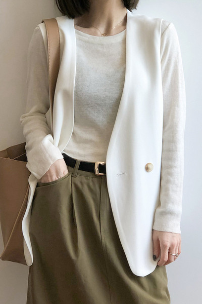 Moteriška liemenė su vidutinio ilgio ir sagomis