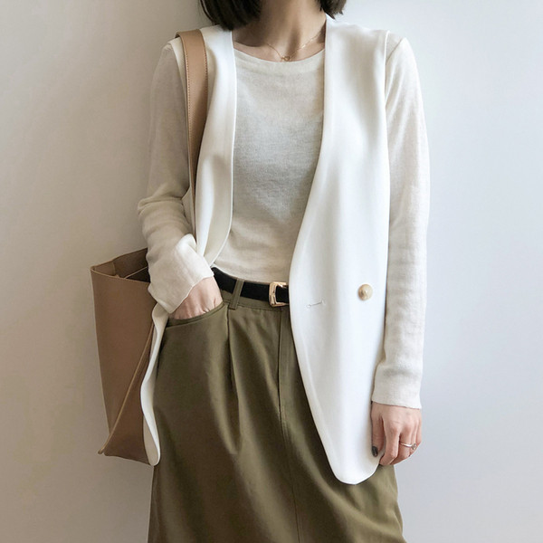 Moteriška liemenė su vidutinio ilgio ir sagomis