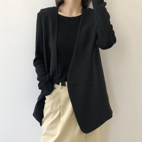 Moteriška liemenė su vidutinio ilgio ir sagomis