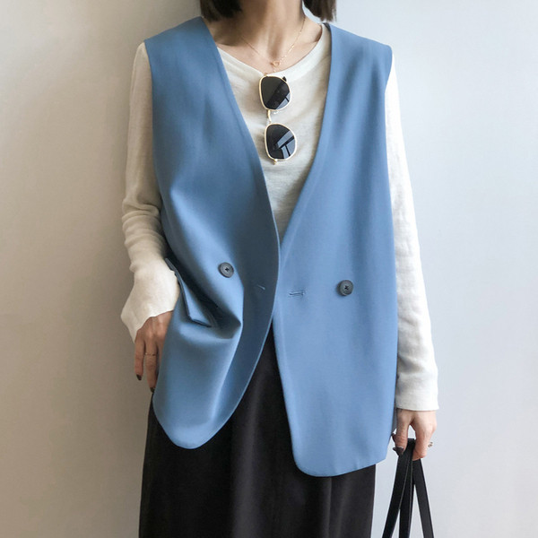 Moteriška liemenė su vidutinio ilgio ir sagomis