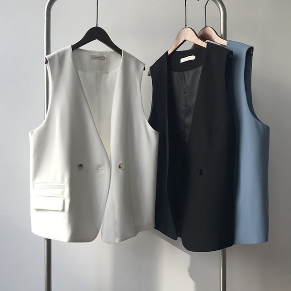 Moteriška liemenė su vidutinio ilgio ir sagomis