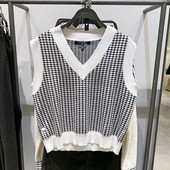 Moodne naiste mustvalge vest spits-kaelusega