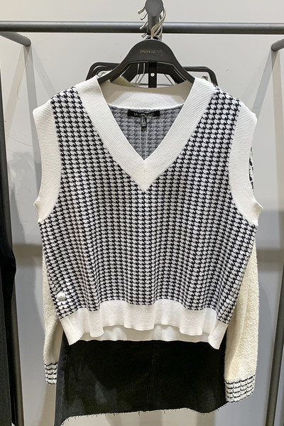 Moodne naiste mustvalge vest spits-kaelusega