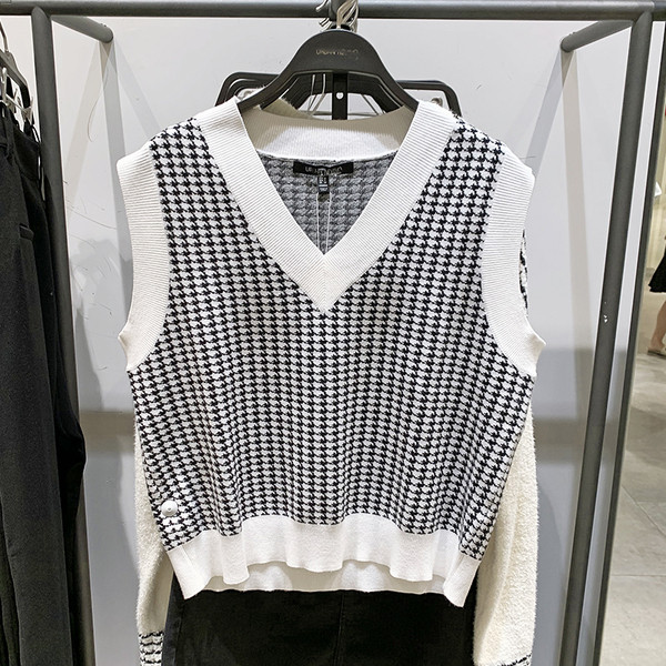 Moodne naiste mustvalge vest spits-kaelusega