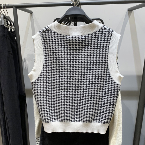 Moodne naiste mustvalge vest spits-kaelusega