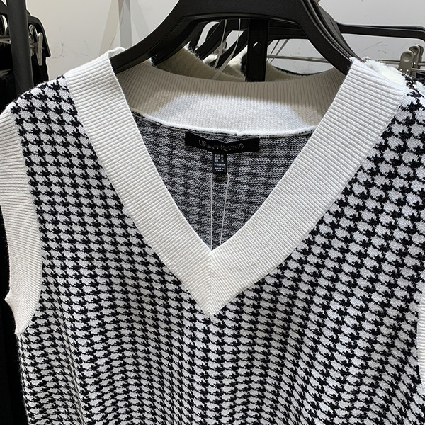 Moodne naiste mustvalge vest spits-kaelusega