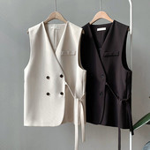 Naiste vest kaherealise kinnituse ja spitsikaelusega