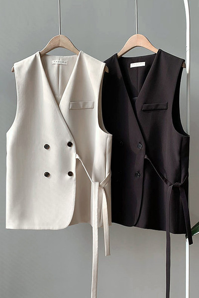 Naiste vest kaherealise kinnituse ja spitsikaelusega