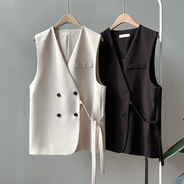 Naiste vest kaherealise kinnituse ja spitsikaelusega