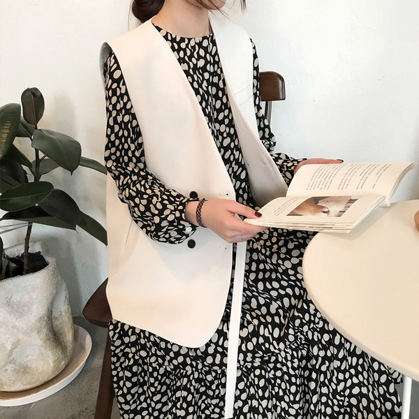 Naiste vest kaherealise kinnituse ja spitsikaelusega