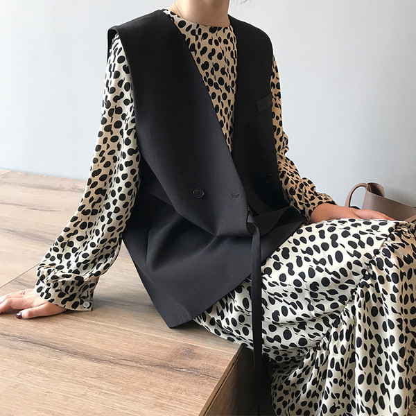 Naiste vest kaherealise kinnituse ja spitsikaelusega