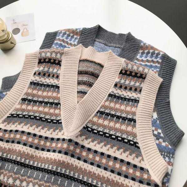 Γυναικείο πλεκτό γιλέκο με ντεκολτέ