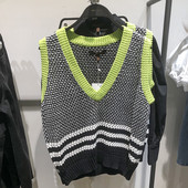 Moteriškas spalvotas liemenės pločio modelis su špicine iškirpte