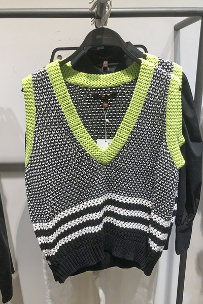 Moteriškas spalvotas liemenės pločio modelis su špicine iškirpte