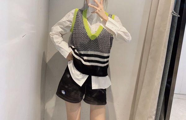 Moteriškas spalvotas liemenės pločio modelis su špicine iškirpte