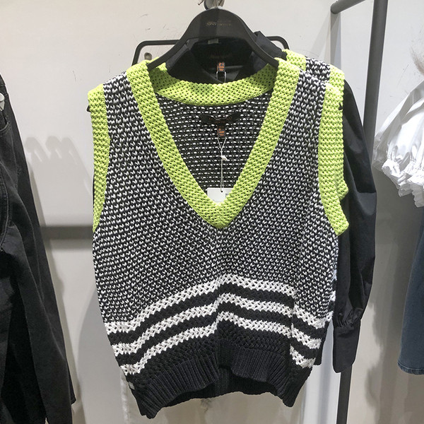 Moteriškas spalvotas liemenės pločio modelis su špicine iškirpte