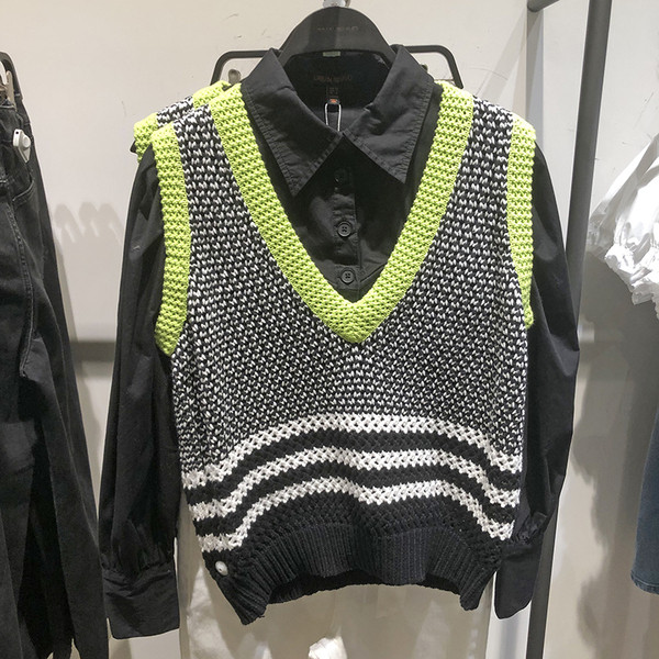 Moteriškas spalvotas liemenės pločio modelis su špicine iškirpte