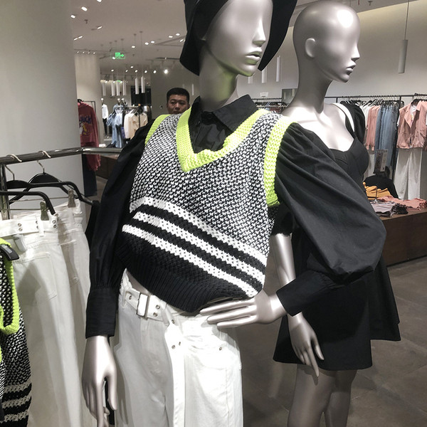 Moteriškas spalvotas liemenės pločio modelis su špicine iškirpte