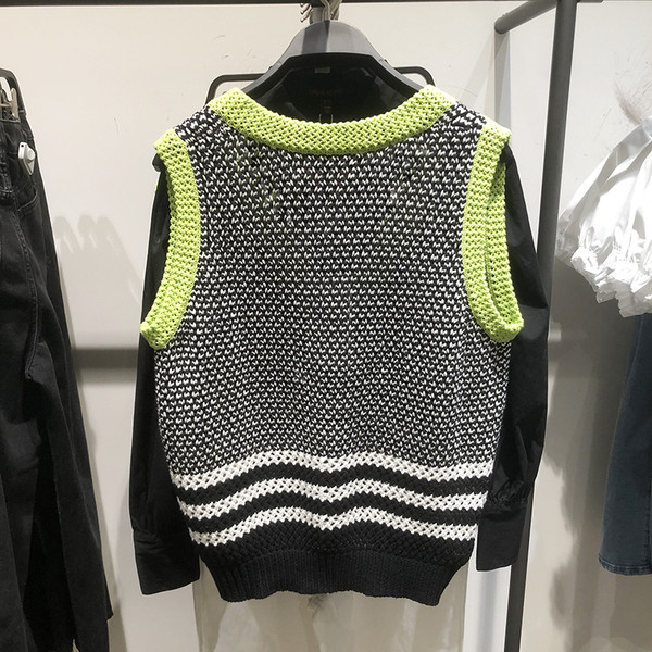 Moteriškas spalvotas liemenės pločio modelis su špicine iškirpte