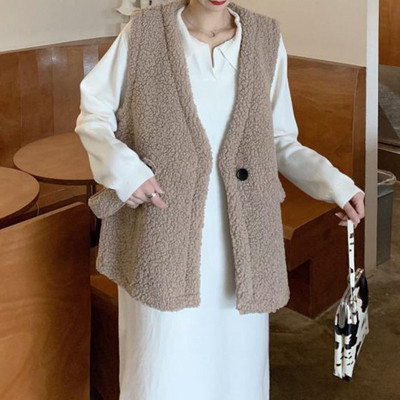 Σύγχρονο γυναικείο γιλέκο με γιακά και κουμπιά σχήματος V