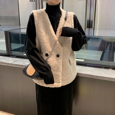 Σύγχρονο γυναικείο γιλέκο με γιακά και κουμπιά σχήματος V