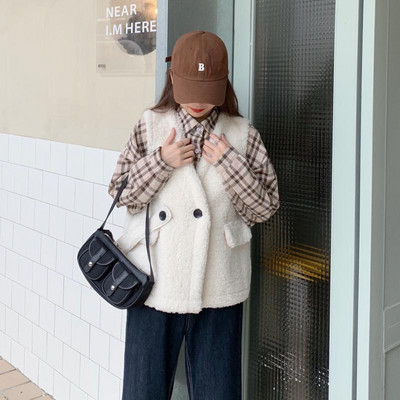 Σύγχρονο γυναικείο γιλέκο με γιακά και κουμπιά σχήματος V