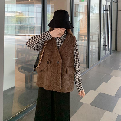 Σύγχρονο γυναικείο γιλέκο με γιακά και κουμπιά σχήματος V