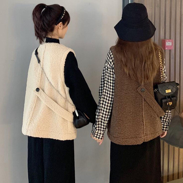 Σύγχρονο γυναικείο γιλέκο με γιακά και κουμπιά σχήματος V